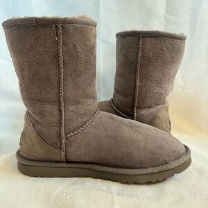 UGG Classic Short Boots in Chestnut Brown